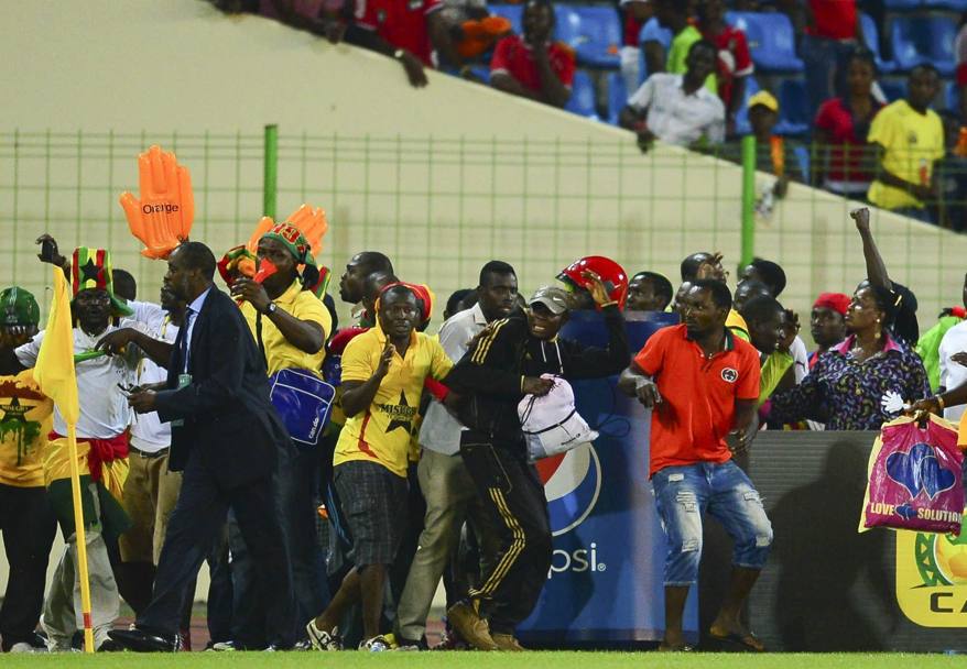 I tifosi del Ghana assiepati sul terreno di gioco. Epa